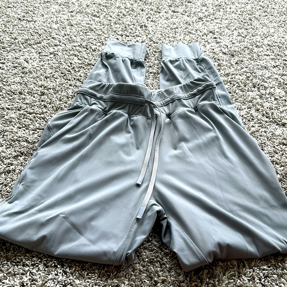 Lululemon mid-rise Joggers